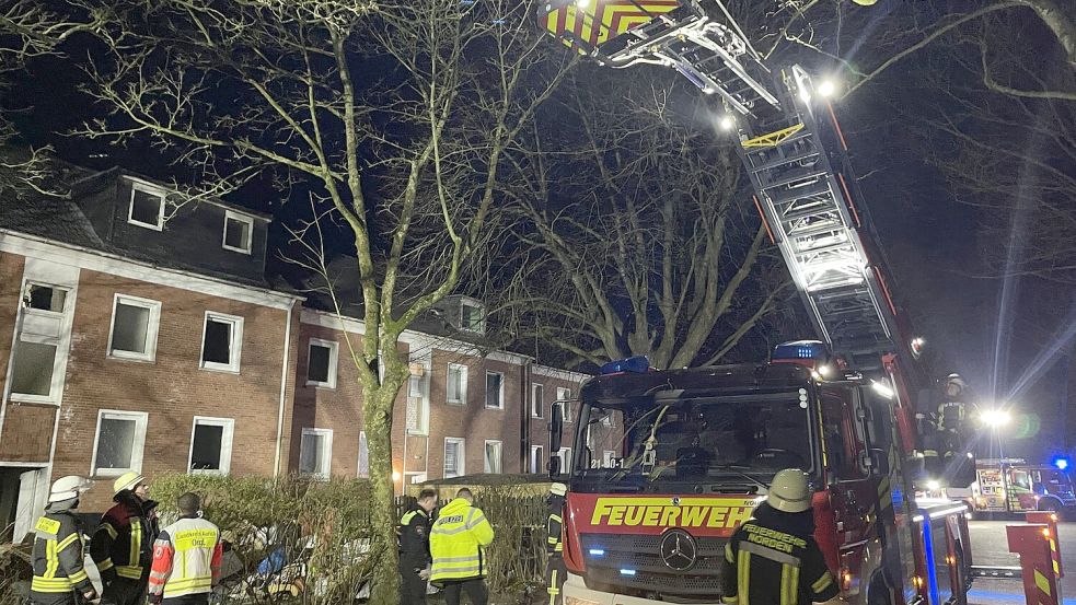 Die Feuerwehr Norden rückte am frühen Freitagmorgen in die Rheinstraße aus. Dort brannte es in einem Mehrfamilienhaus. Foto: Feuerwehr Norden