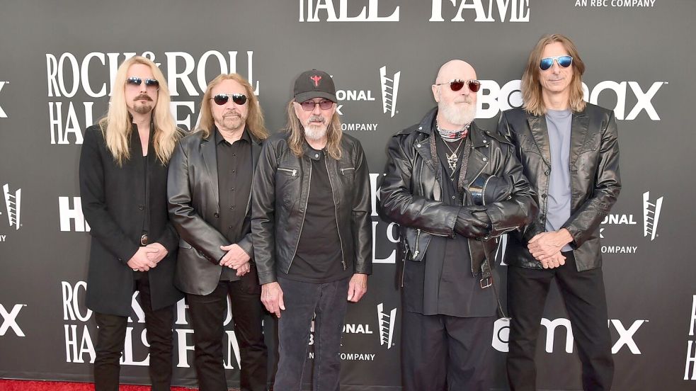 Hat die Spitze der deutschen Album-Charts erobert: die Metal-Band Judas Priest. Foto: Richard Shotwell/AP/dpa