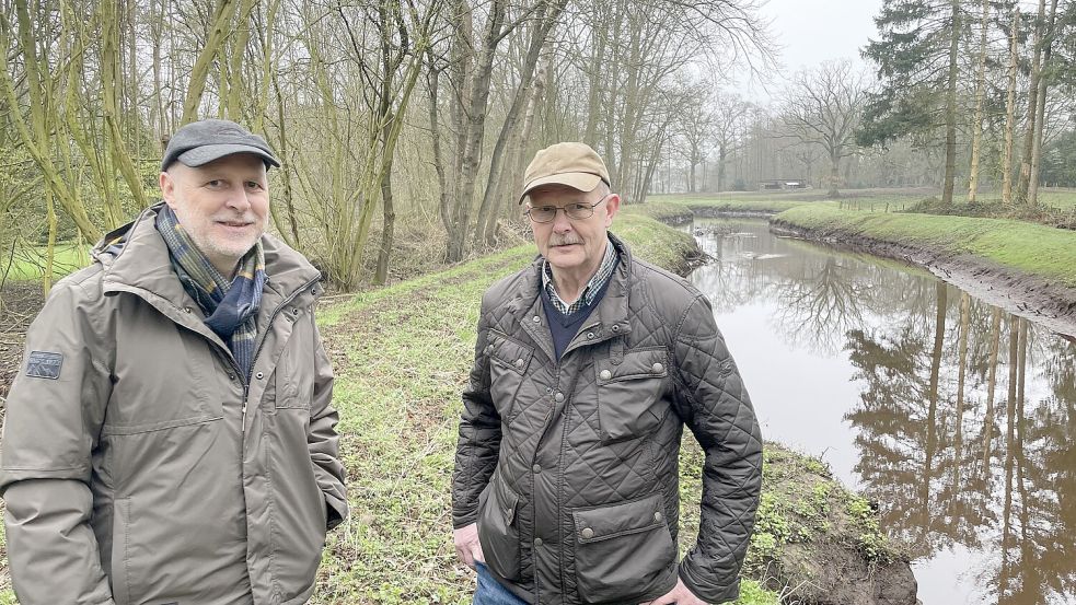 Meino Kroon und Focke Bohlen verschaffen sich eine Übersicht an der Roten Riede in Langholt. Fotos: Hellmers