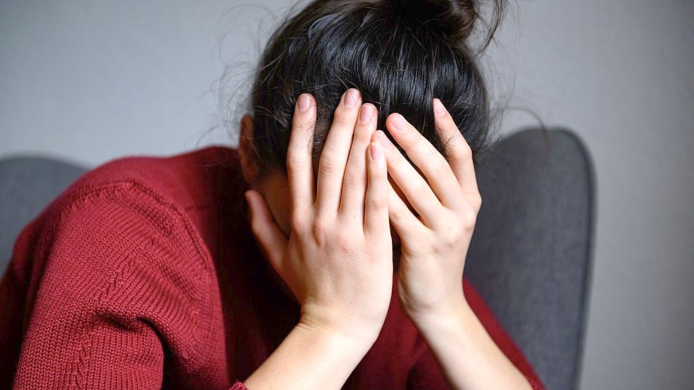 „Frauen leiden häufiger als Männer an stressbedingten psychischen Krankheitsbildern“, sagt KKH-Expertin Könitz. Sie seien oftmals stärker belastet. Foto: Jonas Walzberg/dpa