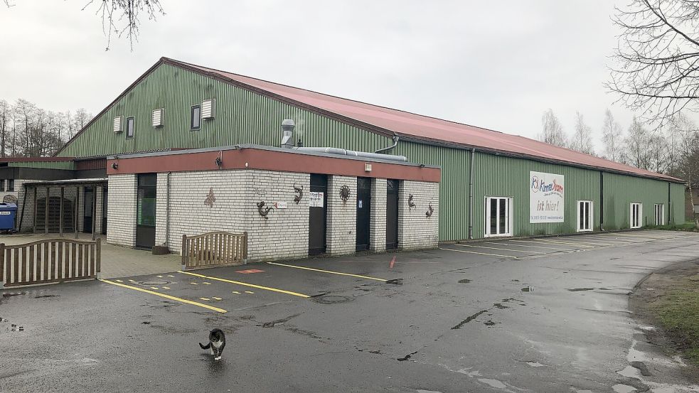 Die Ihrhover Indoorspielhalle Kinnerkram soll zum Freizeitsee Grotegaste umziehen. Die Gemeinde will das Gebäude in Ihrhove kaufen und dann als Veranstaltungshalle nutzen. Foto: Ammermann