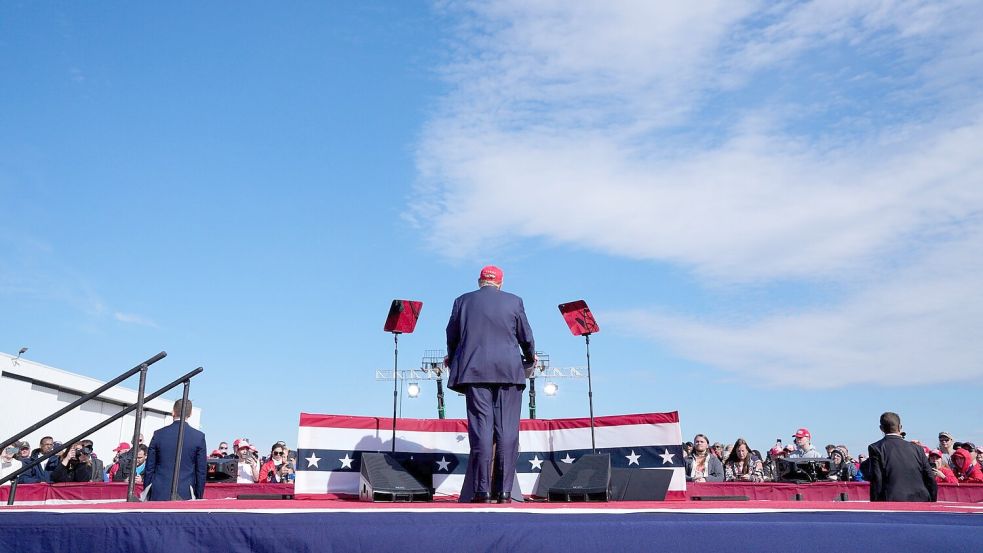 Donald Trump, ehemaliger US-Präsident und republikanischer Bewerber um die Präsidentschaftskandidatur, spricht bei einer Wahlkampfveranstaltung. Foto: Jeff Dean/AP/dpa