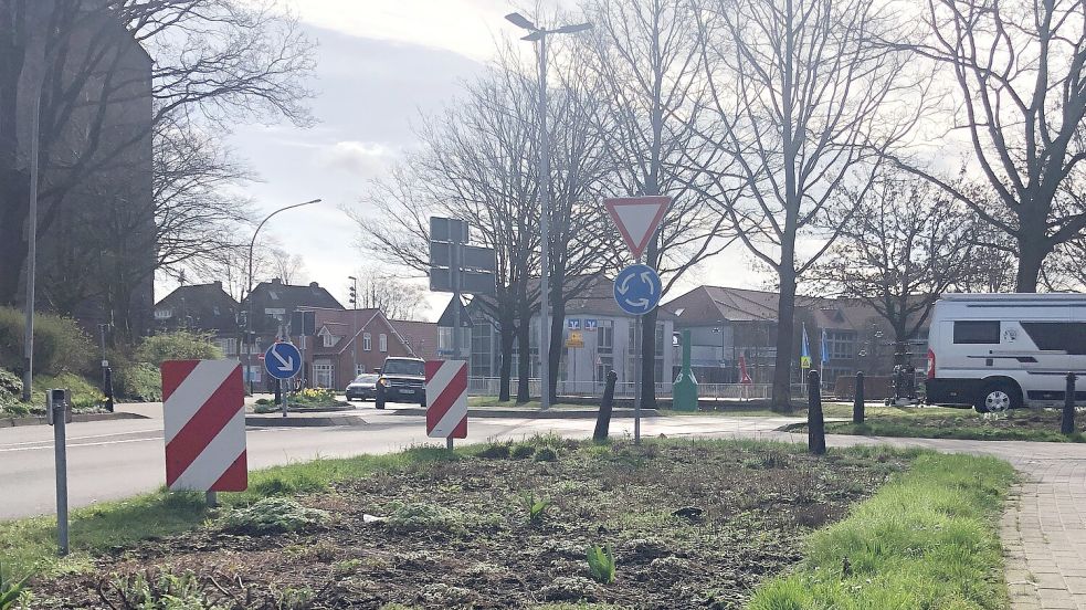 Am Sonntagmorgen ist im Bereich des Kreisverkehrs in Rhauderfehn nichts mehr vom Unfall zu sehen. In diesem Bereich war in der Nacht zu Sonntag ein Polizei-Auto gegen einen Baum geprallt. Foto: Zein