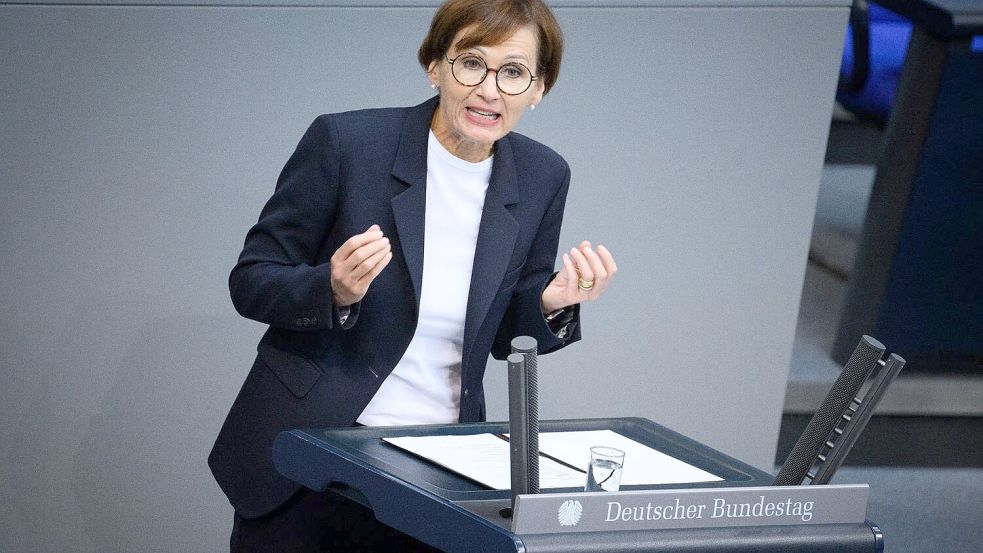 Bildungsministerin Bettine Stark-Watzinger will Zivilschutzübungen an den Schulen. Das alleine reicht aber nicht. Foto: Bernd von Jutrczenka/dpa
