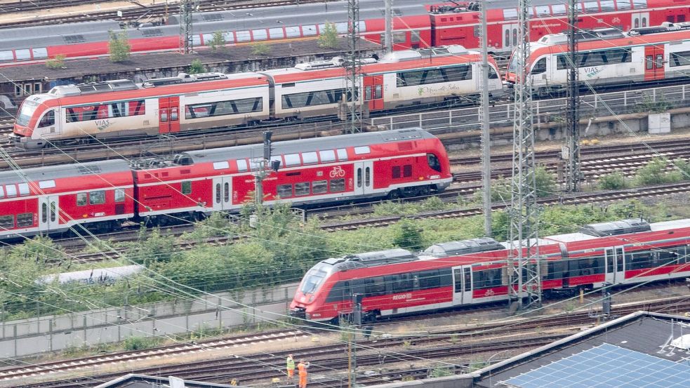 Nahverkehrszüge der Deutschen Bahn auf den Gleisen am Hauptbahnhof Frankfurt. Es scheint so als könnte es bereits in der kommenden Woche eine Einigung zwischen GDL und Bahn geben. Foto: Boris Roessler/dpa