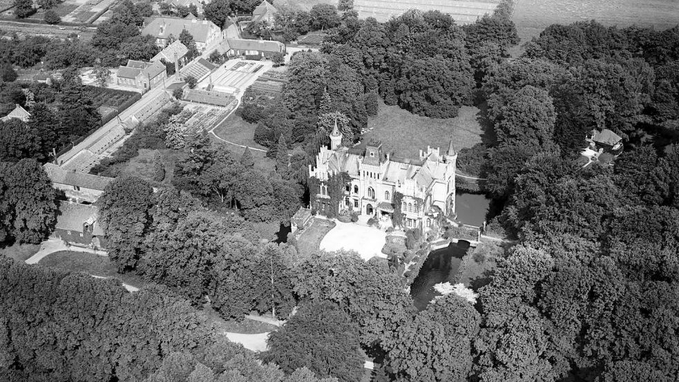 Ein Luftbild der Evenburg aus dem Jahr 1932. Rechts ist zwischen den Bäumen das alte Spielhaus zu sehen. Auf der linken Seite das originale Gärtnerhäuschen sowie die Gewächshäuser. Eigentümer: Landesarchiv Nordrhein-Westfalen/Urheber: Hansa Luftbild