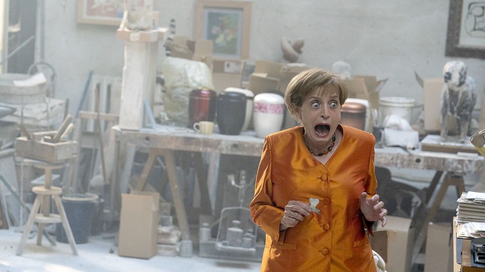 Schreck lass nach! Hobbydetektivin Angela Merkel (Katharina Thalbach) macht eine schmerzhafte Entdeckung. Foto: RTL/Oliver Feist
