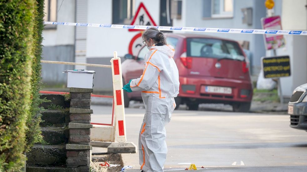 Eine Beamtin der technischen Einheit der Polizei inspiziert den Tatort in Charleroi in Belgien. Foto: Virginie Lefour/Belga/dpa