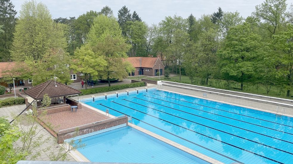 Für die Saison 2024 im Freibad beim Waldstadion in Papenburg gibt es einen Eröffnungstermin. Foto: Westendorf