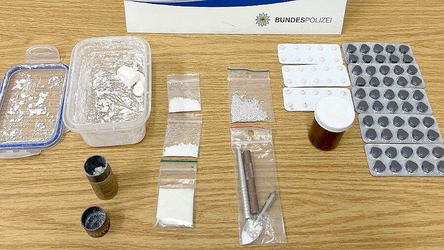 Bei dem Mann wurden verschiedene Tabletten gefunden. Foto: Bundespolizei