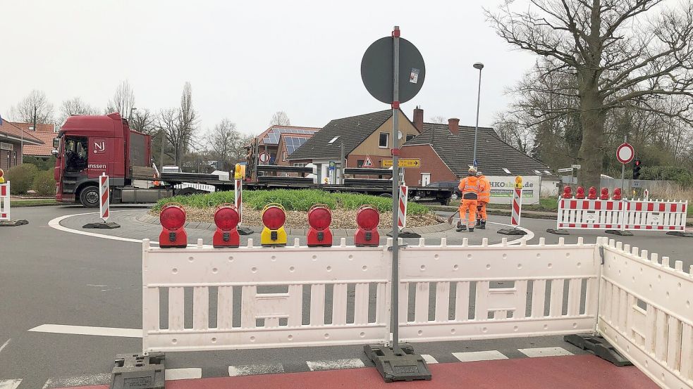 Der Kreisel in Collinghorst ist halbseitig gesperrt worden. Eine Ampel regelt jetzt den Verkehr. Foto: Ammermann