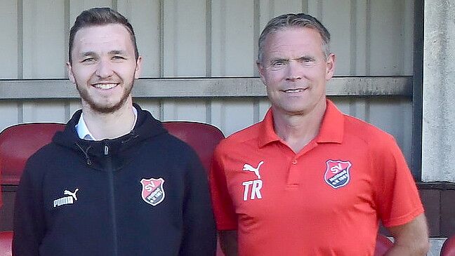 Artjom Voronin (links) war erst zu dieser Saison zum SV Holtland um Trainer Stefan Marx (rechts) gewechselt. Foto: Damm
