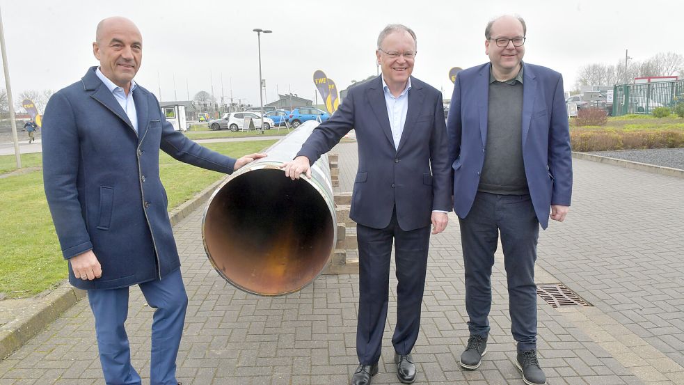 EWE-Vorstandschef Stefan Dohler (links), Niedersachsens Ministerpräsident SPD Stephan Weil und Niedersachsens Umweltminister Christian Meyer (Grüne) feierten die Fertigstellung der Zukunftsleitung. Foto: Ortgies