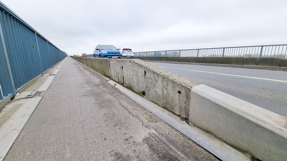 Die Betonwände stehen seit 2011 auf der Ledabrücke. Foto: Bothe