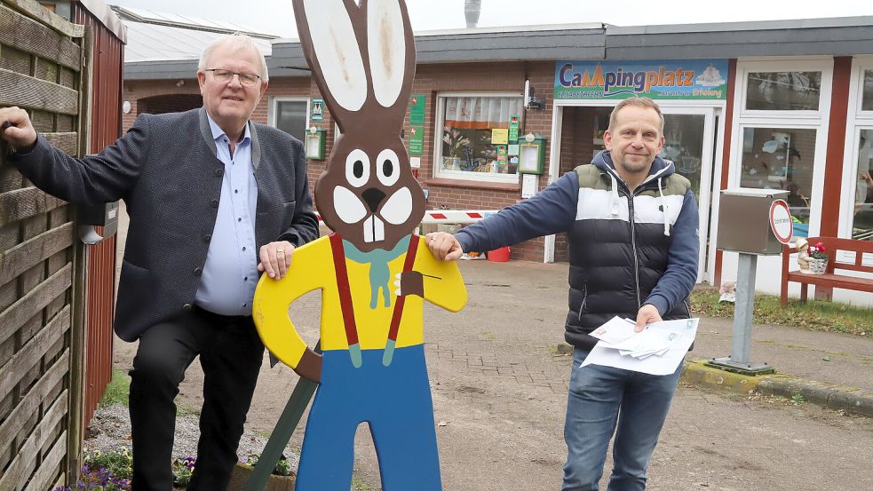 Johannes Geesen von der Kolpingsfamilie Barßel (links) und Geschäftsführer Jens Lindstädt vom Touristikverein stellten die Aktion vor. Foto: Passmann