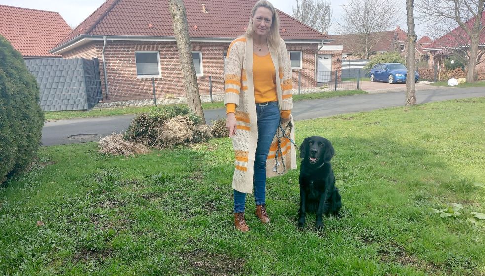Birgit Groeneveld mit Hund Joke zeigt, an welcher Stelle beim Johann-Heydecke-Weg/Ecke Hinrich-Stuart-Weg zweimal kurz hintereinander Zwiebelhack ausgelegt wurde. Fotos: Scherzer
