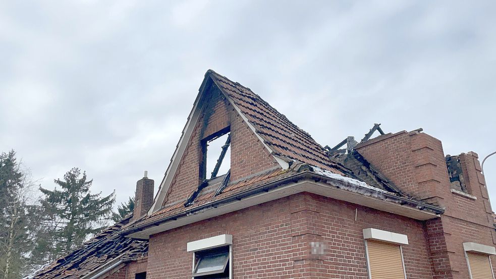 Der Dachstuhl ist komplett ausgebrannt. Fotos: Hellmers