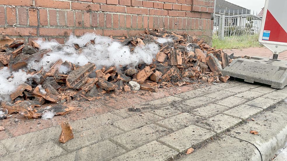 Trümmerteile und Löschschaum lagen auf dem Bürgersteig.