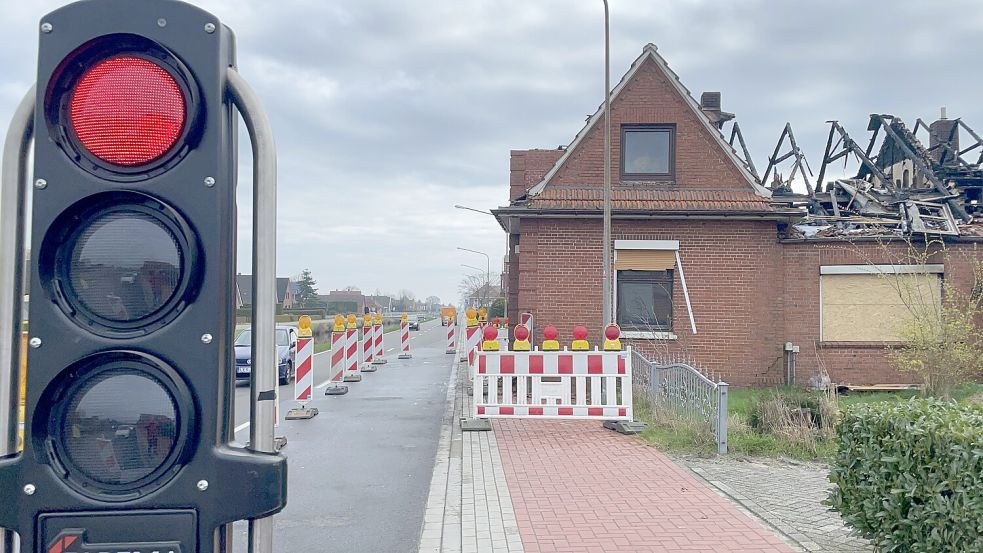 Eine Ampel regelte den Verkehr am Rajen. Die Fahrbahn war einseitig gesperrt.