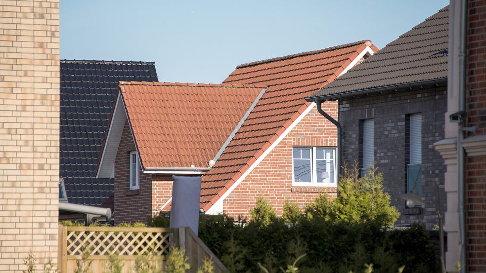 Ein Wohnhaus steht in einem Neubaugebiet. Symbolfoto: Daniel Bockwoldt/dpa