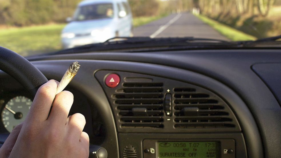 Kiffen und Autofahren sind auch weiterhin nicht miteinander vereinbar. Dennoch sind Lockerungen geplant. Foto: IMAGO/BSIP