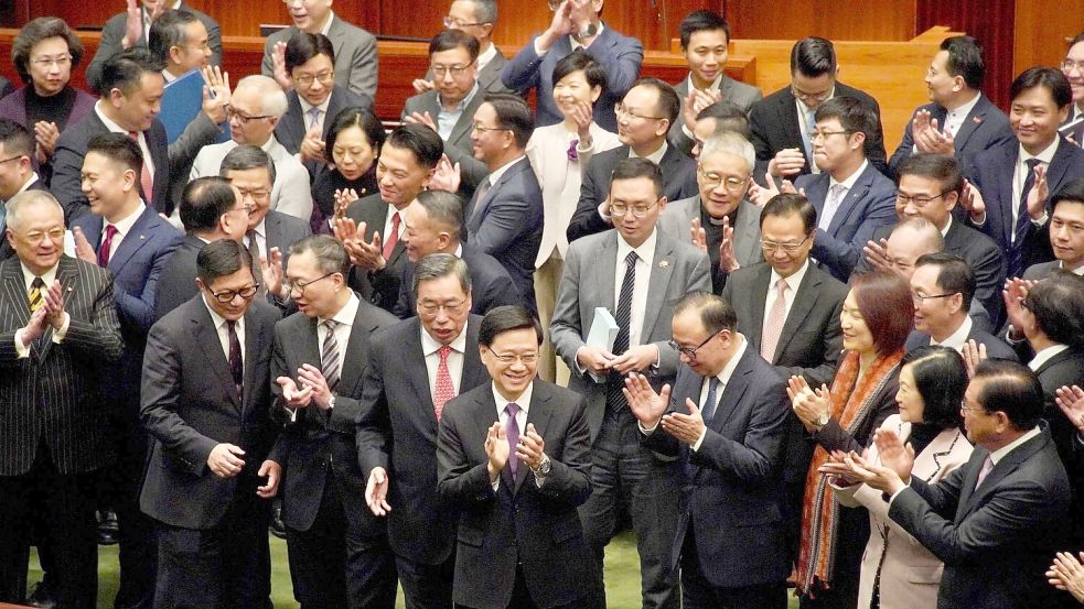 Hongkongs Legislativrat hat das umstrittene Sicherheitsgesetz für die chinesische Sonderverwaltungsregion einstimmig verabschiedet. Foto: Lui Siu Wai/XinHua/dpa