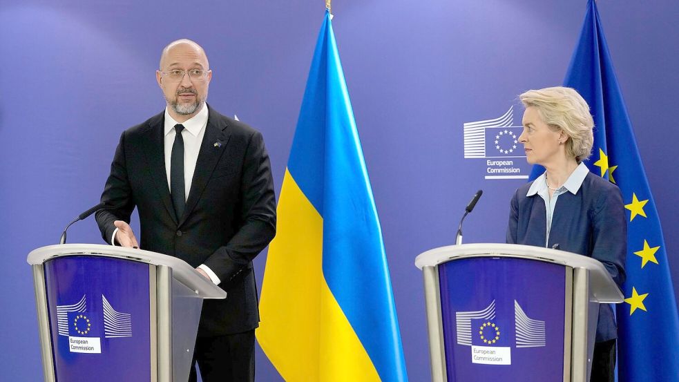 Ursula von der Leyen und der ukrainische Ministerpräsident Denys Schmyhal informierten über die Finanzhilfen. Foto: Virginia Mayo/AP