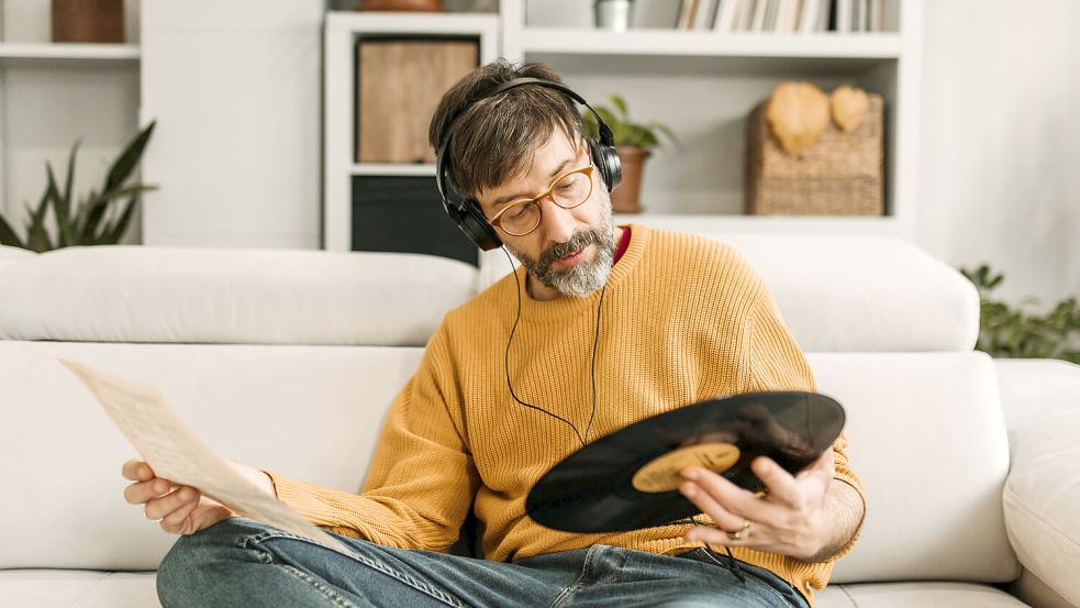 Trotz Musikstreamings besitzen noch viele Menschen eine Schallplattensammlung. Foto: IMAGO/Westend61