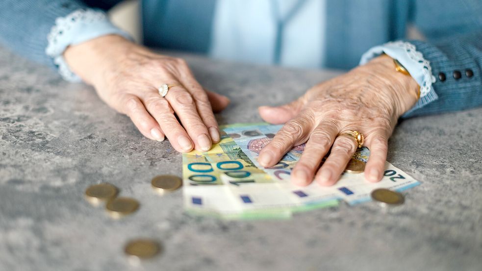 Mehr als die Hälfte der gesetzlichen Renten liegt unter 1100 Euro, zeigt eine Anfrage an das Bundessozialministerium. Foto: IMAGO/HalfPoint Images