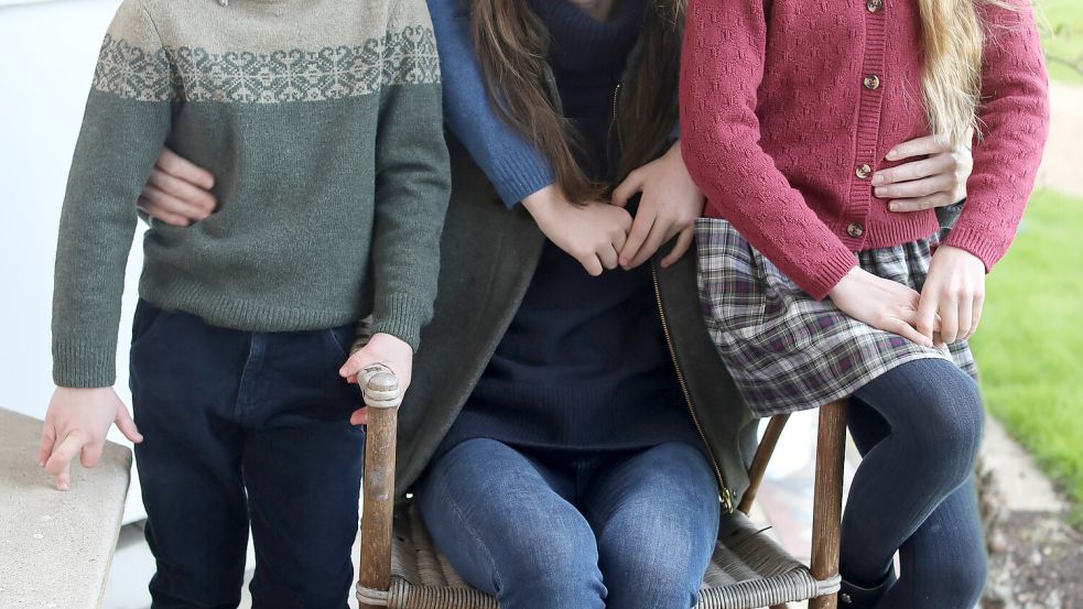 Zahlreiche Betrachter haben auf einige „Bearbeitungsfehler“ im neu veröffentlichten Bild von Kate, der Prinzessin von Wales, hingewiesen. Foto: dpa/Kensington Palast/PA Media | Prince Of Wales