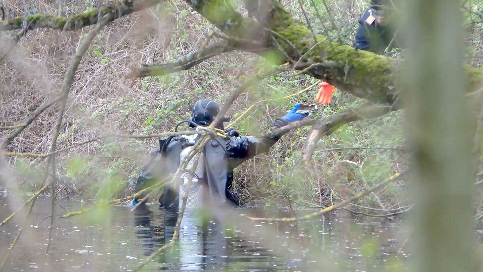Ein Taucher der Polizei sucht in einem Gewässer nach der Leiche einer mutmaßlich getöteten Frau. Foto: René Priebe/dpa