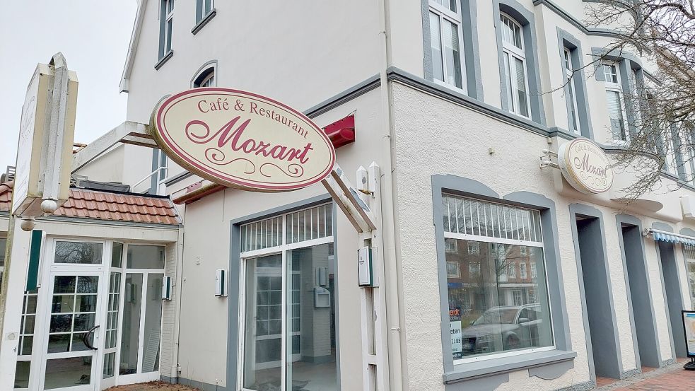Seit drei Jahren steht das Café Mozart am Papenburger Hauptkanal schon leer. Aktuell ist eine vorübergehende Nutzung der Fläche für die hiesige Kunstszene im Gespräch. Foto: Belling