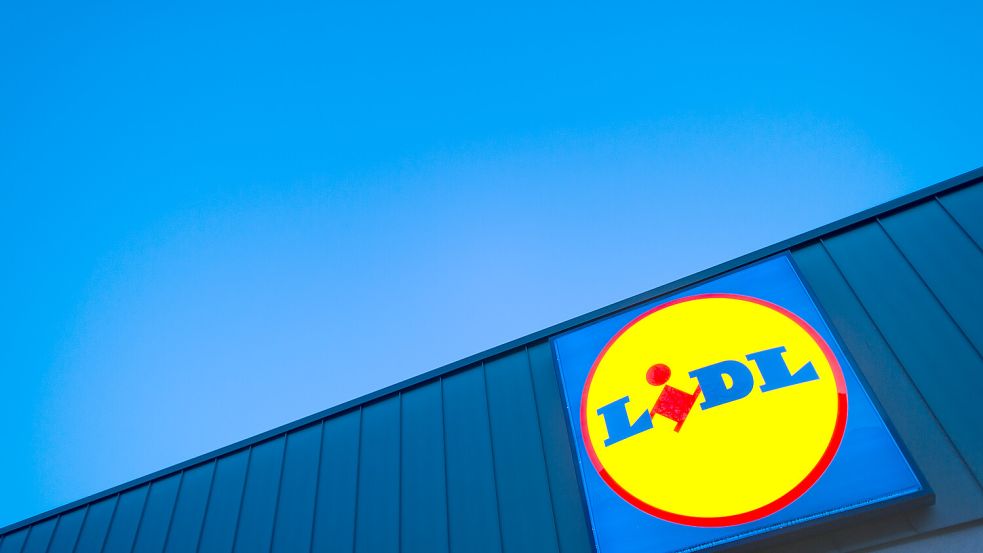Der Discounter Lidl wird in einer Kampagne dazu aufgefordert, etwas gegen die Massentierhaltung von Hühnern zu unternehmen. Foto: dpa/Matthias Balk