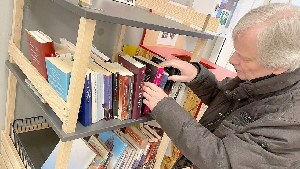 Ganz neu ist das Büchertauschregal im Combi. Das wird von Kunden schon gut angenommen. Foto: Janßen
