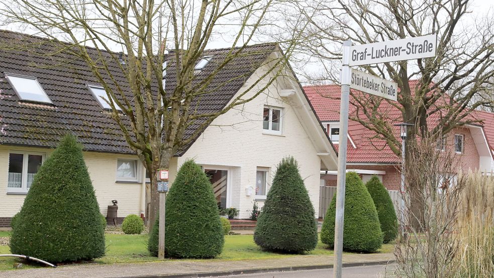 Nach Felix Graf von Luckner ist eine Straße in Elisabethfehn benannt. Die Straßenumbenennung steht nun zur Debatte. Foto: Passmann