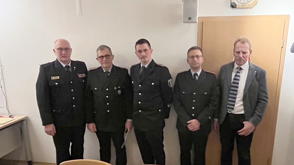 Auf dem Foto stehen von links nach rechts: Foto Ralf Heykants, Hilmar Schulte, Jannes Schulte, Fabian Kaukereit, Geert Müller. Foto: Feuerwehr