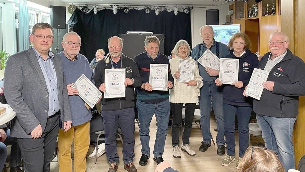 Thomas Krallmann ehrte langjährige Mitglieder des WSC Rhauderfehn. Auf dem Foto zu sehen sind (von links): Thomas Krallmann, Jörg Furch, Roland Rindermann, Johann Meier, Frauke Ahlers, Hubert Ruhoff, Angelika und Hinrich Brunzema. Foto: Wassersportverein
