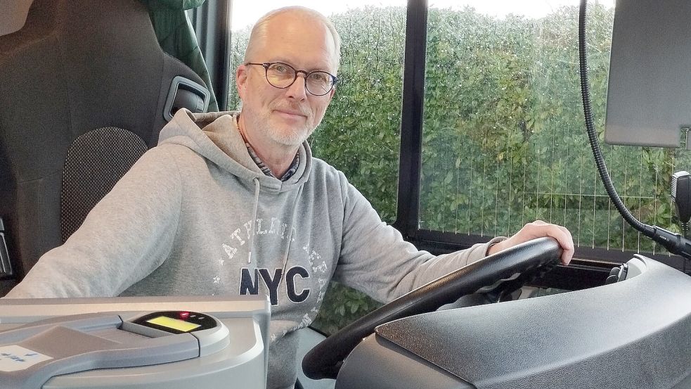 Predigt nicht nur, sondern fährt auch Bus: Pastor Marin Kaminski. Foto: Privat