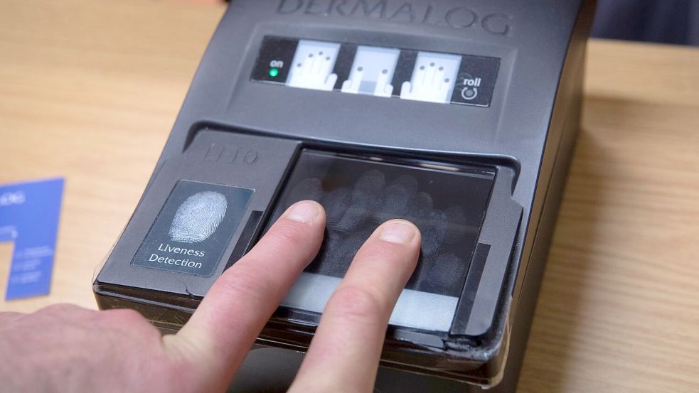 Gängige Praxis: Für einen Personalausweis werden Fingerabdrücke gescannt. Foto: Paul Zinken/dpa