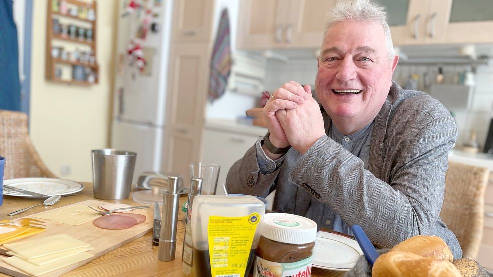 Pastor Martin Sundermann beim Frühstück, wie er es gerne immer hätte: mit frischen Brötchen, Käse und Kaffee. Foto: Janßen