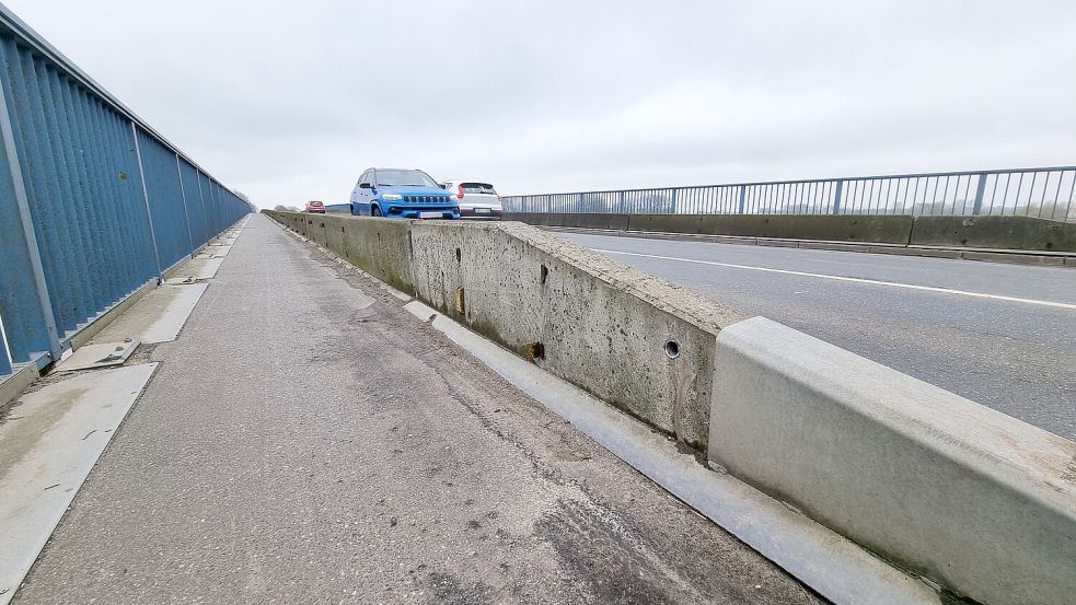 Die Betonklötze auf dem Rad- und Gehweg sollen unter anderem verhindern, dass schwere Fahrzeuge auf die Brückenkappen auffahren. Das würde zu einer Überbelastung führen, dem Gewicht könnten die Kappen nicht standhalten. Foto: Bothe