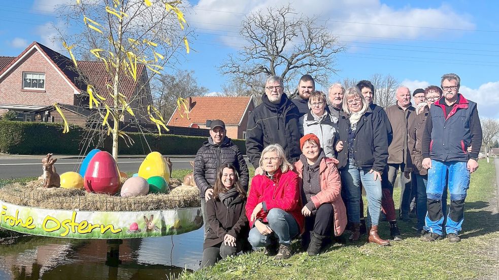 Nachbargemeinschaft der 1. Südwieke in Westrhauderfehn stellte Osterkranz auf. Foto: Roßbach