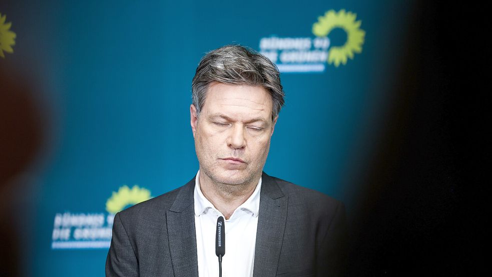 Arbeitet, während sich der Rest der Partei mit sich selbst und den Koalitionspartnern beschäftigt: Wirtschaftsminister Robert Habeck. Foto: dpa/ Jan Woitas