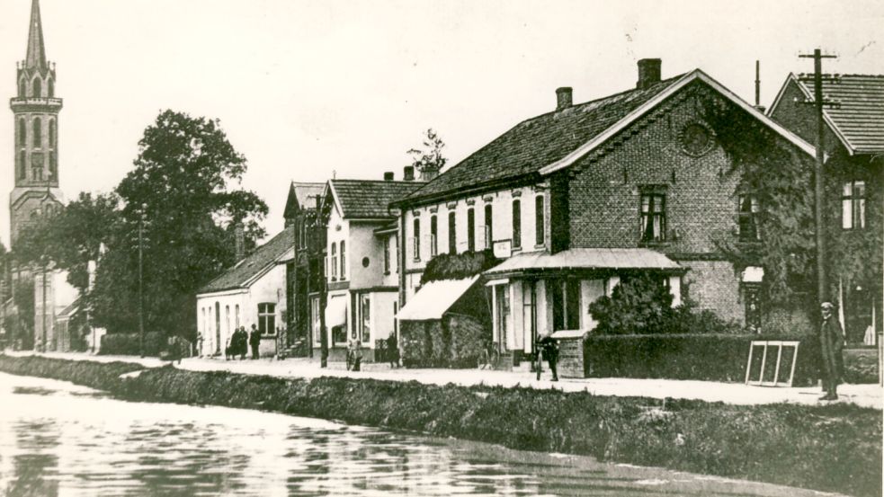 Das Foto der Gaststätte Zum Goldenen Anker in Westrhauderfehn wurde 1912 aufgenommen.