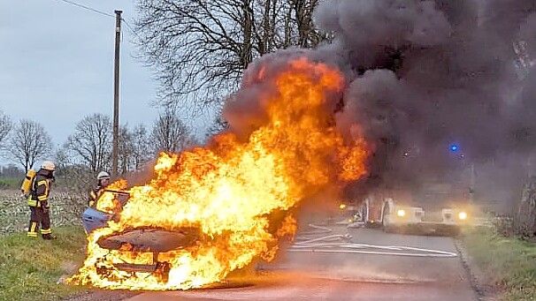 An der Russenstraße in Flachsmeer brannte ein Auto am Donnerstagnachmittag vollkommen aus. Fotos: Bruns/Feuerwehr