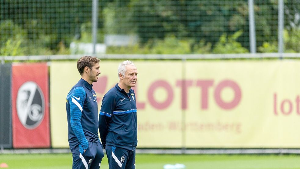 Julian Schuster (l) wird ab Sommer Nachfolger von Freiburgs Cheftrainer Christian Streich. Foto: Philipp von Ditfurth/dpa
