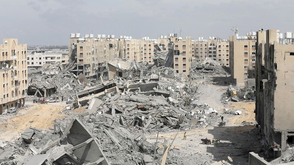 Palästinenser inspizieren die Schäden an den zerstörten Gebäuden in Hamad City. Die USA und die EU erhöhen den Druck auf Israel. Der UN-Sicherheitsrat könnte erstmals eine dauerhafte Feuerpause fordern. Foto: Naaman Omar/APA Images via ZUMA Press Wire/dpa