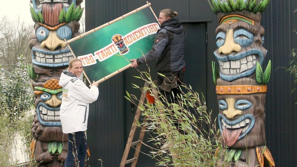 Legt letzte Hand an: Tier- und Freizeitparkchefin Alexandra Grothaus eröffnet zu Ostern das neue Tiki-Tahiti-Adventure. Foto: Tier- und Freizeitpark Thüle/Martin Pille