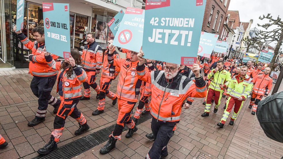 Die Rettungsdienstler zogen am Freitag durch die Auricher Fußgängerzone. Foto: Ortgies