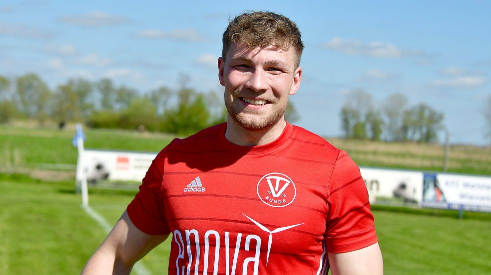 Eike Schmidt ist auf dem Platz auch für ein paar Scherze mit dem Gegenspieler zu haben. Foto: Wagenaar